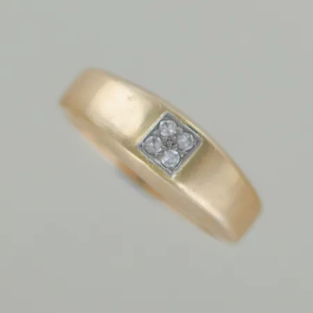 Ring med diamanter 4 x 0,01ct, Ø 20 mm, bredd 7,4mm, 18K 9,6gr  graverad Vikt: 9,6 g
