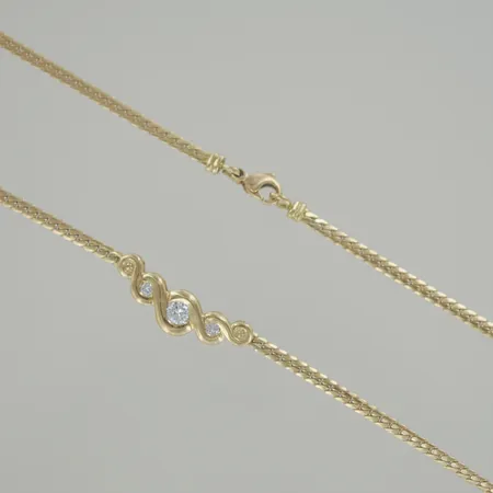 Collier med diamanter 1 x 0,11 ct + 2 x 0.04ct, längd 43 cm, 18k 12,3 gr Vikt: 12,3 g