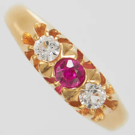 Ring med rosa och vita stenar, Ø17¾, bredd 2,5-5,5mm, H.Michelsson Eftr, Stockholm 1953, 18K. Vikt: 3,6 g