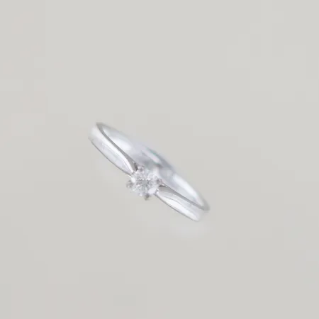Ring med diamant 0,20ct + 2 diamanter 0,005ct st H Wesselton SI1  Ø 17,5 mm 18k  Vikt: 3,1 g