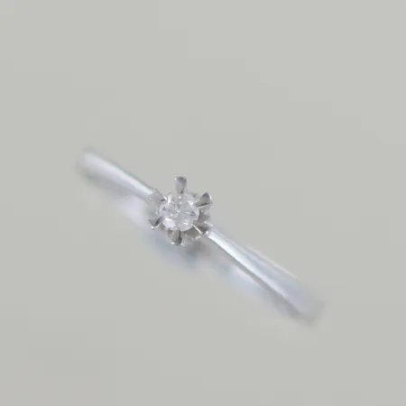 Ring med vitguld  0,06 ct  Ø 17,25 mm,18k  Vikt: 2,2 g