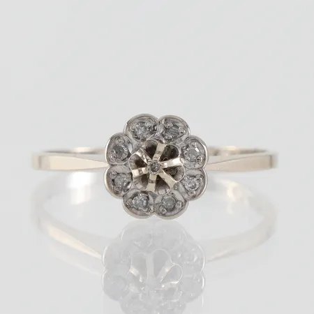 Ring vitguld med små diamanter, storlek 17 ½ mm, bredd 1.4-8.3 mm, 18k. Vikt: 2 g