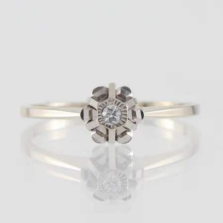 Ring vitguld med diamant ca 1x0,03ct, storlek 17 mm, bredd 1.1-6.2 mm, 18k. Vikt: 1,6 g