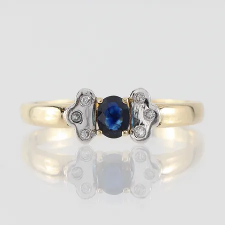Ring med safir och diamanter ca 6x0,01ct, storlek 20 ¼ mm, bredd 2.2-6.6 mm, 14k. Vikt: 3,1 g