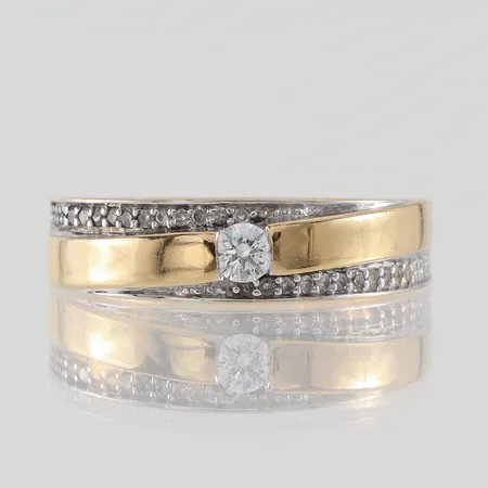 Ring med diamant ca 1x0,07ct och ca 20x0,005ct, Guldfynd AB,  ojämn form, storlek 15 ¾ mm, bredd 2.6-4.8 mm, 18k. Vikt: 2,4 g