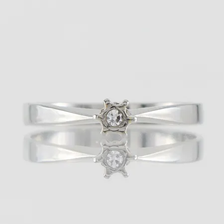 Ring vitguld med diamant ca 0,03ct, storlek 17 ¼ mm, bredd 2.4-3.8 mm, 18k. Vikt: 2 g