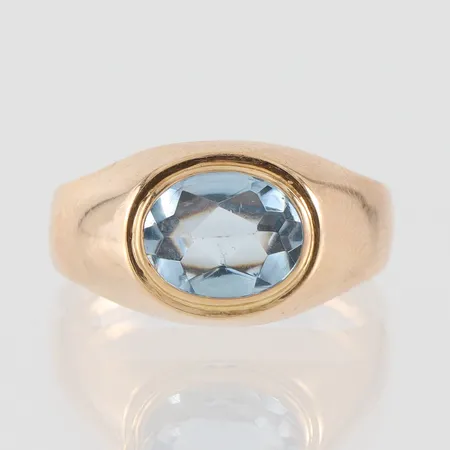 Ring med sten syntetisk spinell liten skada, K&EC Göteborg, storlek 17 ¼ mm, bredd 2.7,9.8 mm, 18k. Vikt: 2,3 g