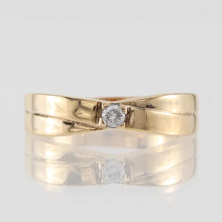 Ring med solitär naturell diamant på ca 0.10 ct, Guldfynd AB, storlek ca 18 mm, bredd 2.7-5.2 mm, 18k. Vikt: 5,1 g