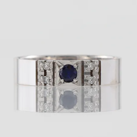 Ring vitguld med safir och 4 st diamanter, Kaplan Stockholm 1976, storlek 19 ½ mm, bredd 4.8 mm, 18k. Vikt: 3,7 g