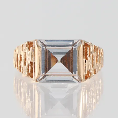 Ring med sten syntetisk spinell, Bengt Hallberg Köping, storlek 18 ¼ mm, bredd 2.8-10.1 mm, 18k. Vikt: 6,9 g