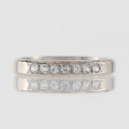 Ring vitguld med syntetiska stenar, Örneus Guldsmedja Stockholm, storlek 18 ½ mm, bredd 3.3 mm, 18k. Vikt: 4,7 g