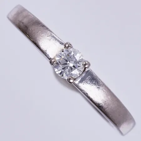 Ring vitguld med diamant ca 1x0,20ct, W/SI, stl: 17¾, bredd: ca 2-4mm, GHA, 18K Vikt: 4,7 g