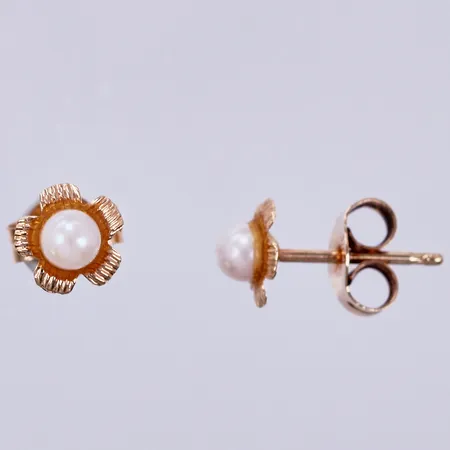 Ett par örhängen med pärlor, Ø ca 6mm, 18K Vikt: 0,4 g