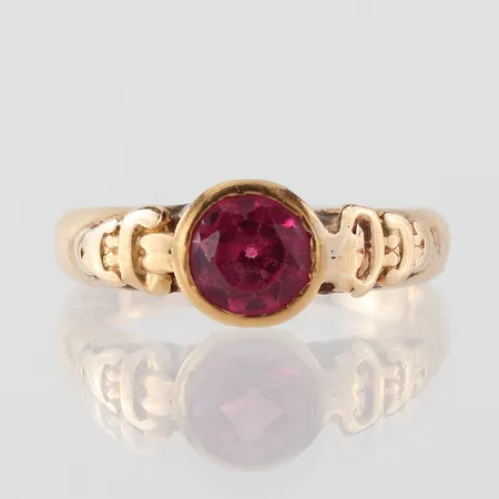 Ring med syntetisk rubin, Bergström K R Kristinehamn 1926, stl 17mm, bredd 2,3-7,2mm, 18k  Vikt: 4,4 g