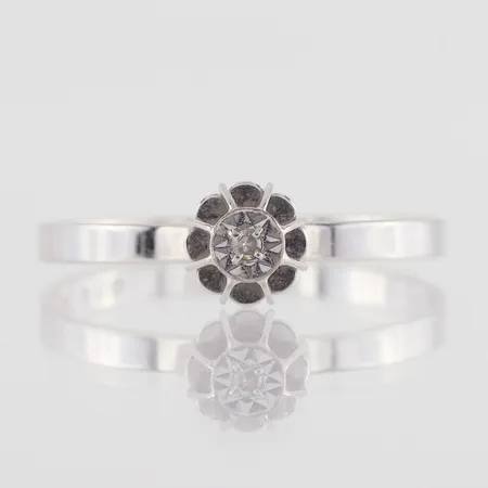 Ring vitguld med diamant ca 0,01ct, Guldfynd AB 1980, storlek 17 mm, bredd 1.7-5.3 mm, 18 k. Vikt: 1,2 g