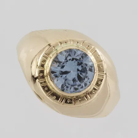 Ring med ljusblå syntetisk spinell, stl inte helt rund ca 17mm, bredd 2,2-12,9mm, Segir Aktiebolag Köping, 18k Vikt: 2,3 g