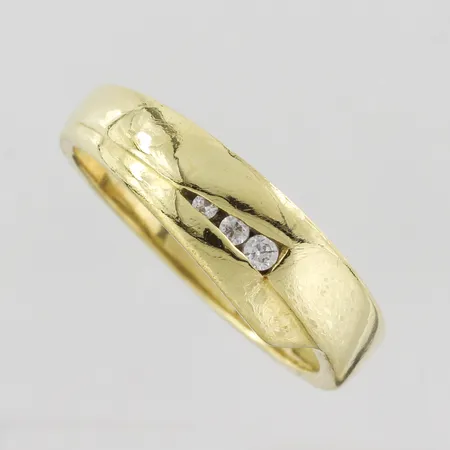 Ring med vita stenar, stl 17mm, bredd 2,2-5,8mm, stämplad CCC, 18k Vikt: 3,4 g