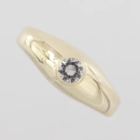 Ring med vit syntetisk spinell, stl 17mm, bredd 2,4-6,6mm, 14k Vikt: 1,7 g
