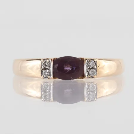 Ring med ametist något rörlig och diamanter ca 4x0,01ct,  stl 17, bredd 1,9-4mm, , tillverkad av Guldfynd, 18k Vikt: 2,5 g