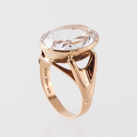 Ring med syntetisk spinell, något ojämn form, Örneus Guldsmeds AB Stockholm, storlek 17 mm, bredd 3-16 mm, 18k. Vikt: 5,5 g