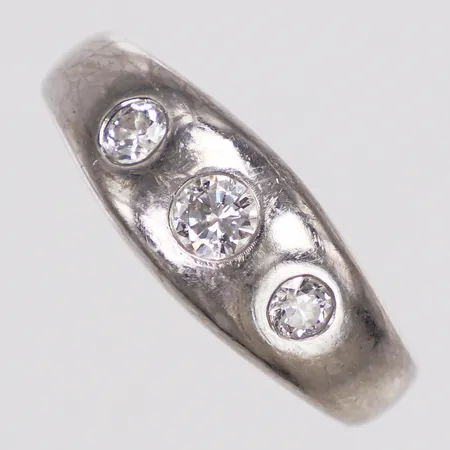 Ring, diamanter 1 xca0,35ct + 2 x ca0,16ct ca TCr/SI, Gustafsson år 1975, stl 20¼, bredd 3,7-8,8mm, vitguld, 18K  Vikt: 12,3 g