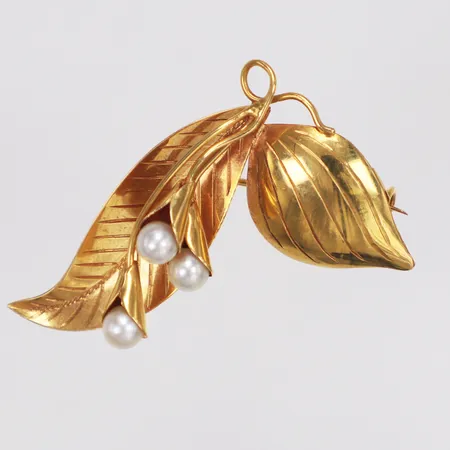 Brosch, bladverk med odlade pärlor, 45x35mm, 18K Vikt: 4,6 g
