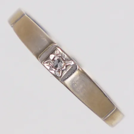 Ring, diamant 1xca0,02ct, stl 17½, bredd 2,3-3,2mm, vitguld,18K Vikt: 1,7 g