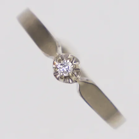 Ring, diamant 1xca0,03ct, stl 18¾, bredd 1,5-3,8mm, vitguld, 18K Vikt: 2 g