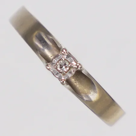 Ring, diamant 1xca0,018ct, stl 17¼, bredd 1,9-3,2mm, vitguld, 18K Vikt: 1,7 g