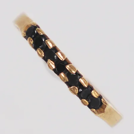 Ring, svarta stenar, stl 17½, bucklig skena, 18K Vikt: 1,3 g