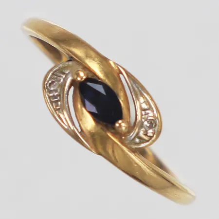Ring, diamanter 2xca0,005ct, safir, stl 16½, bredd 1,3-6,3mm, skev, 18K Vikt: 1,2 g