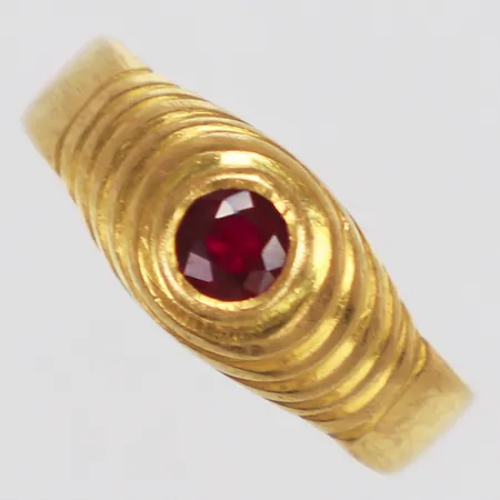 Ring, syntetisk rubin, stl 20, bredd 4,3-8,6mm, repor, 22K  Vikt: 8 g