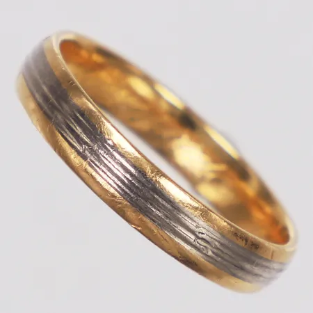 Ring, Schalin, tvåfärgad, stl 19, bredd 3,9mm, repor, 18K  Vikt: 4,2 g