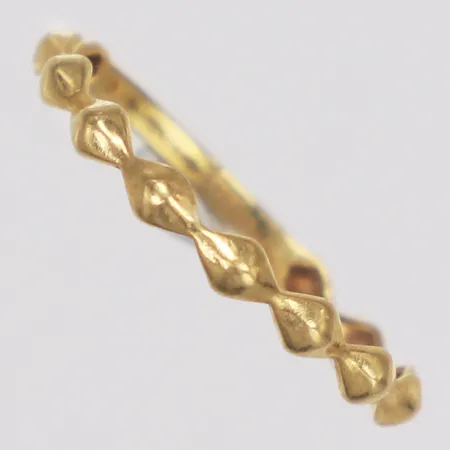 Ring, Guldfynd, stl 17½, bredd 1,6-2,5mm, skev, 18K  Vikt: 0,9 g