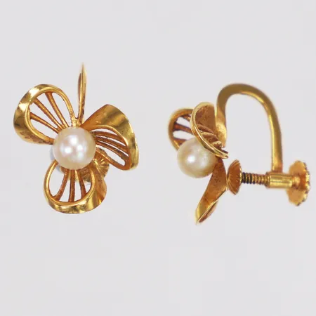 Ett par örhängen, odlade saltvattenpärlor, 13mm, skruvlås, 18K  Vikt: 2,6 g