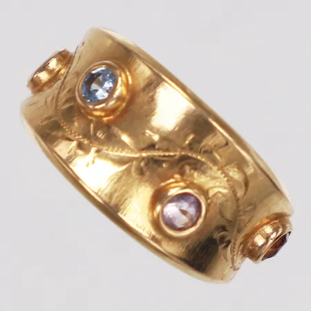 Ring, färgade stenar, Fryklund & Pålsson år 1957, stl 16¾, bredd 5,8-10,4mm, 18K  Vikt: 2,9 g