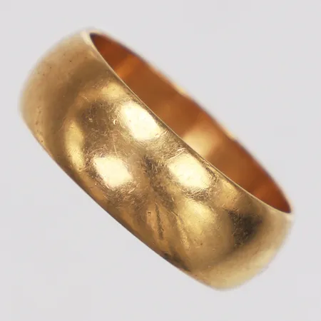 Ring, slät, stl 17¼, bredd 6,7mm, 18K  Vikt: 6,3 g