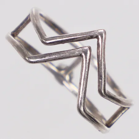 Ring, stl 18¼, bredd 6,4-12,1mm, 925/1000 silver Vikt: 2 g