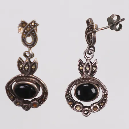 Ett par örhänge, svarta och vita stenar, saknar stenar, skev, 925/1000 silver Vikt: 0 g