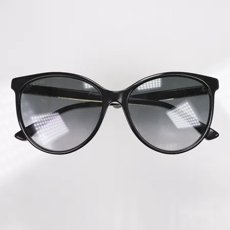 Solglasögon, Gucci, Cat Eye, modell GG0377SK, 001 57¤16-145, fläckar putsduk, dustbag, fläckar och skador på fodral, bruksslitage, repigt glas, kvitto Synsam 2020-05-22 Vikt: 0 g