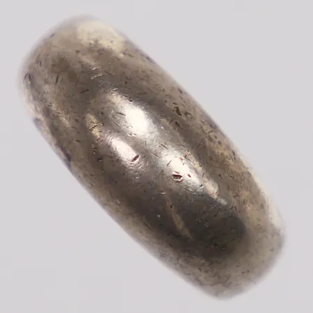 Ring, stl 18½, bredd 3,4-9,4mm, bucklig skena, silver Vikt: 6,3 g