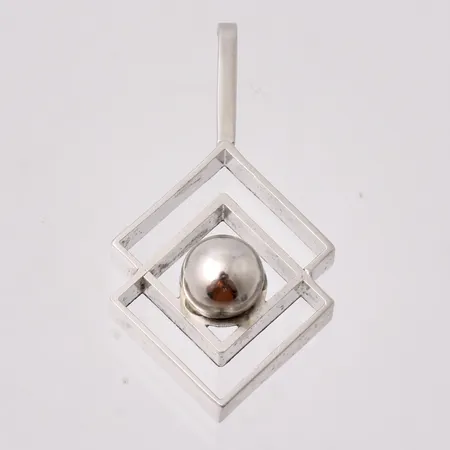 Hänge i silver, mått 22,3x42,2mm, 835/1000, vikt 6,67g.