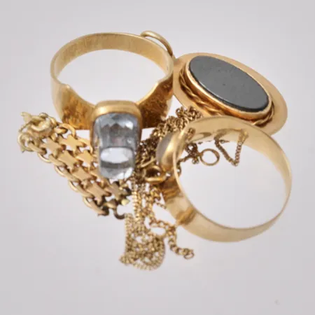 Diverse defekt guld, 18K, bruttovikt 14,7g, ca nettovikt 12,5g.