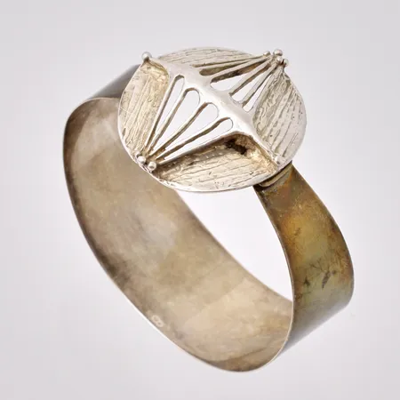 Armring i silver, 18cm, bredd 24-37mm, 925/1000, tillverkad av Theodor Klotz i Pforzheim, vikt 23,99g.