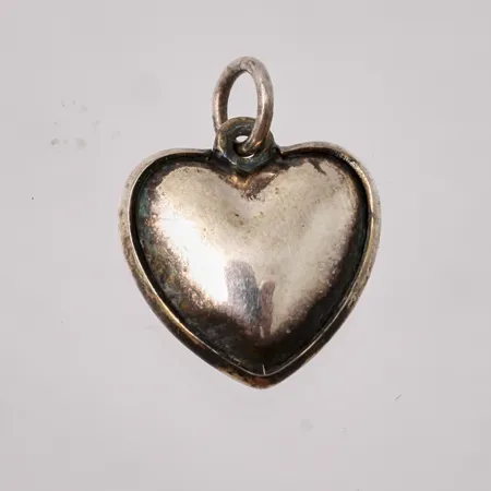 Hänge i silver, mått 12,3x16mm, 830/1000, vikt 0,93g.