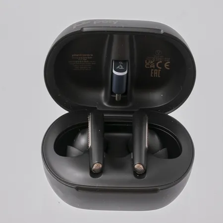 Trådlösa hörlurar Plantronics, Poly 60+, Bluetooth, USB-A, laddfodral med pekskärm, laddkabel saknas, fint skick.