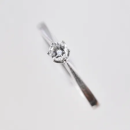 Ring med diamant 0,13ct, stl 16¾, bredd 2 mm, vitguld, 18K. Vikt: 1,9 g