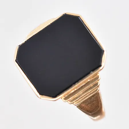 Klackring med Onyx platta, stl 18¾, bredd skena 3 mm, 18K. Vikt: 4,1 g