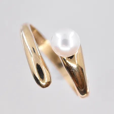 Ring med pärla, stl 17½, bredd 2 mm, pärlans Ø6 mm, 18K. Vikt: 2,5 g