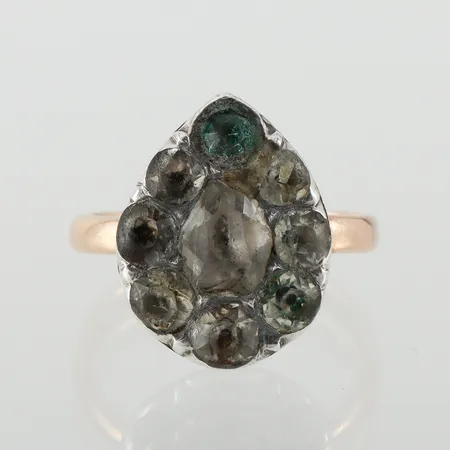 Ring med stenar, storlek 15 ½ mm, bredd 2.4-16.6 mm, stämplad HP stadsstämpel C, 1926, 18k infattningen 14k. Vikt: 3,7 g